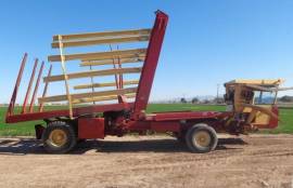 1992 New Holland 1085 Bale Wagons and Trailer